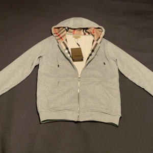 Burberry kofta - Helt ny oanvänd burberry kofta. Kommer med tags. Vid intresse kontakta.