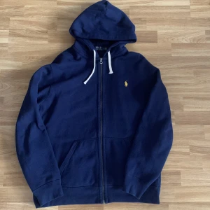 Polo Ralph Lauren zip hoodie - Näst intill nyskick, använd väldigt lite. Köpt i höstas. Storlek XL. Priset går att diskutera vid snabb affär. Kvitto finns. 