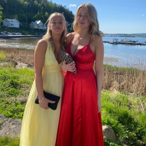 Balklänning  - Säljer nu min röda balklänning från Ivoryfield, endast använd en gång😍Jag är 178 cm och har inga klackar på mig! Bra att ha i åtanke att den är rätt stor i bysten!❤️ Nypris: 3300 kr (nytt pris kan diskuteras) 