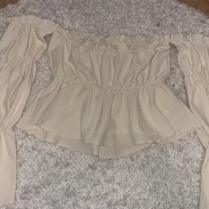 Off shoulder blus  - Ljus gul blus väldigt bekväm och skön