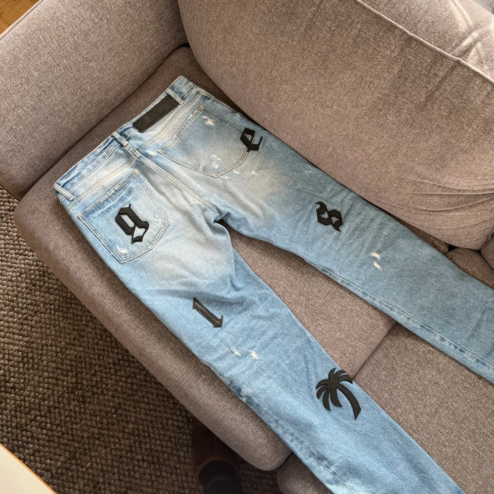 Säljer dessa riktigt sköna jeans från Palm Angels, nypris 10 000kr. Meddela mig gärna vid funderingar.. Jeans & Byxor.