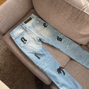 Säljer dessa riktigt sköna jeans från Palm Angels, nypris 10 000kr. Meddela mig gärna vid funderingar.
