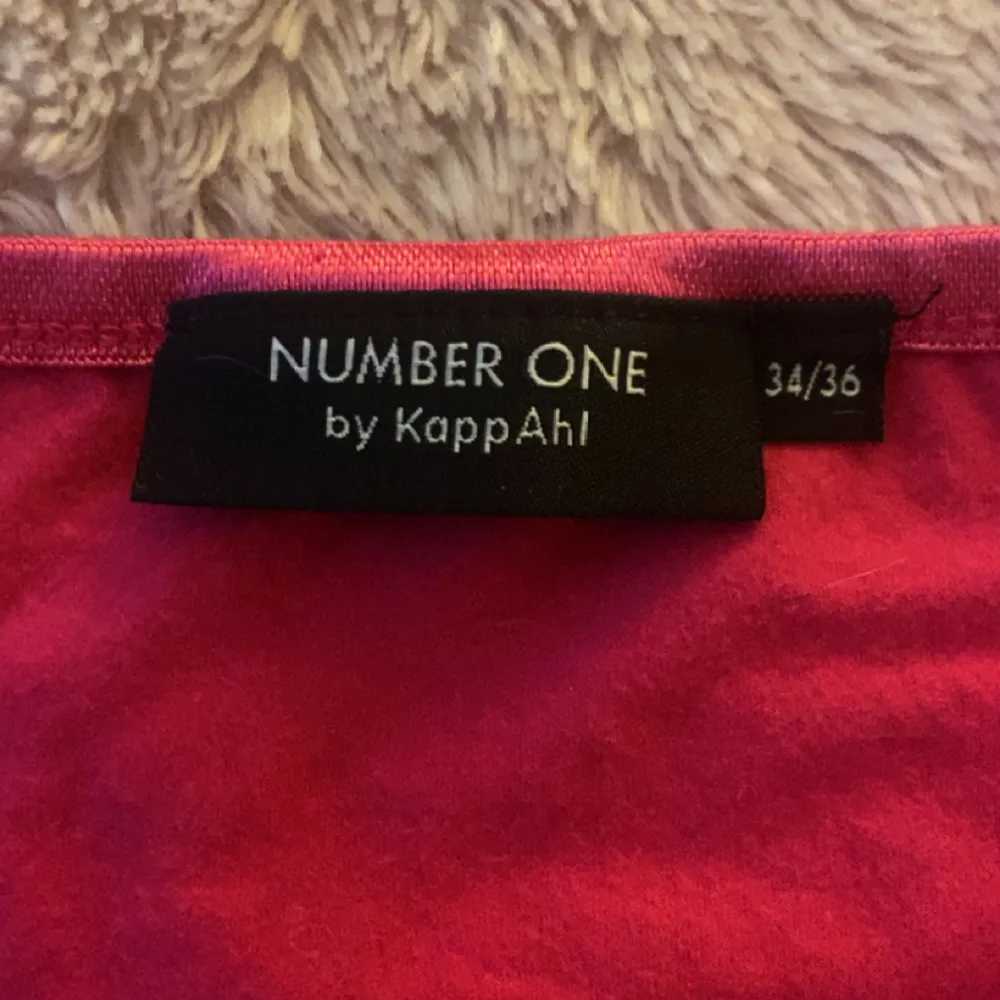 Säljer detta fina mörk rosa linne då den inte kommer till användning.💞Storleken står på lappen❤️. Toppar.