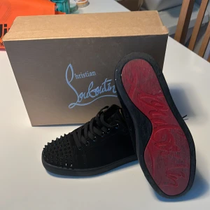 Svarta Louboutins - Säljer nu ett par svarta loubs med spikar. Säljer pga att dom var för små för mig. Hör av er om minsta fråga, priset går att diskutera vid snabb affär