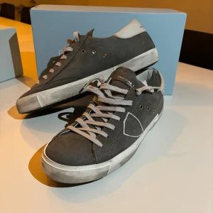 Philippe model  - Hej, säljer dessa Philippe model skor som är helt nya,  Skorna är köpta på United Fashion i Göteborg i december.  Storlek 43  Nypris på skorna är 4400kr.  För mer frågor kontakta mig mvh     Tar inga byten!!