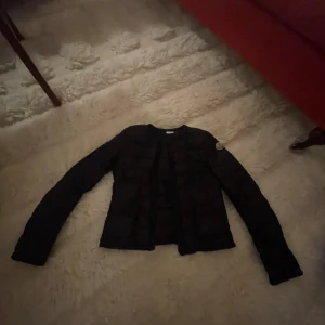 Moncler jacka! - Funderar på att sälja min moncler jacka. Den är i bra skick❣️  Skriv vid frågor, funderingar och mer bilder❣️