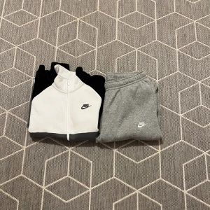 Nike Tracksuit - Säljer en grå nike tracksuit som aldrig har använts då den är för stor. Tröjans storlek är M och mjukisbyxorna är L. Kontakta mig ifall du skulle ville köpa bara tröjan eller bara byxorna! Fri frakt📦