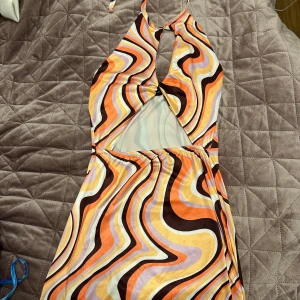 Klänning från plt (Pretty Little Thing). - Trodde den skulle vara längre men den är ganska kort. Man kan använda den som både en klänning men också en topp, dvs att du viker in klänningen i byxorna. Stretchig material. 