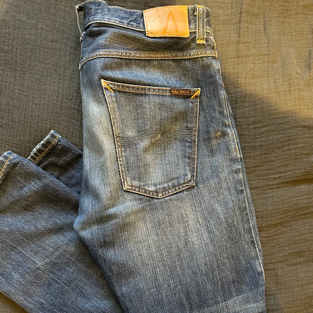 Säljer dessa nudie jeans i storlek 34x32 för att dom inte kommer till användning. Inget fel på dom och hur fina som helst, nypris ligger runt 1600kr. Jeans & Byxor.
