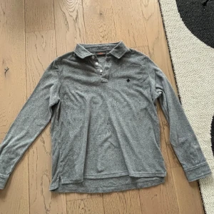 Morris långärmad piké  - Mer eller mindre oanvänd. Material: frotté . Sitter som medium