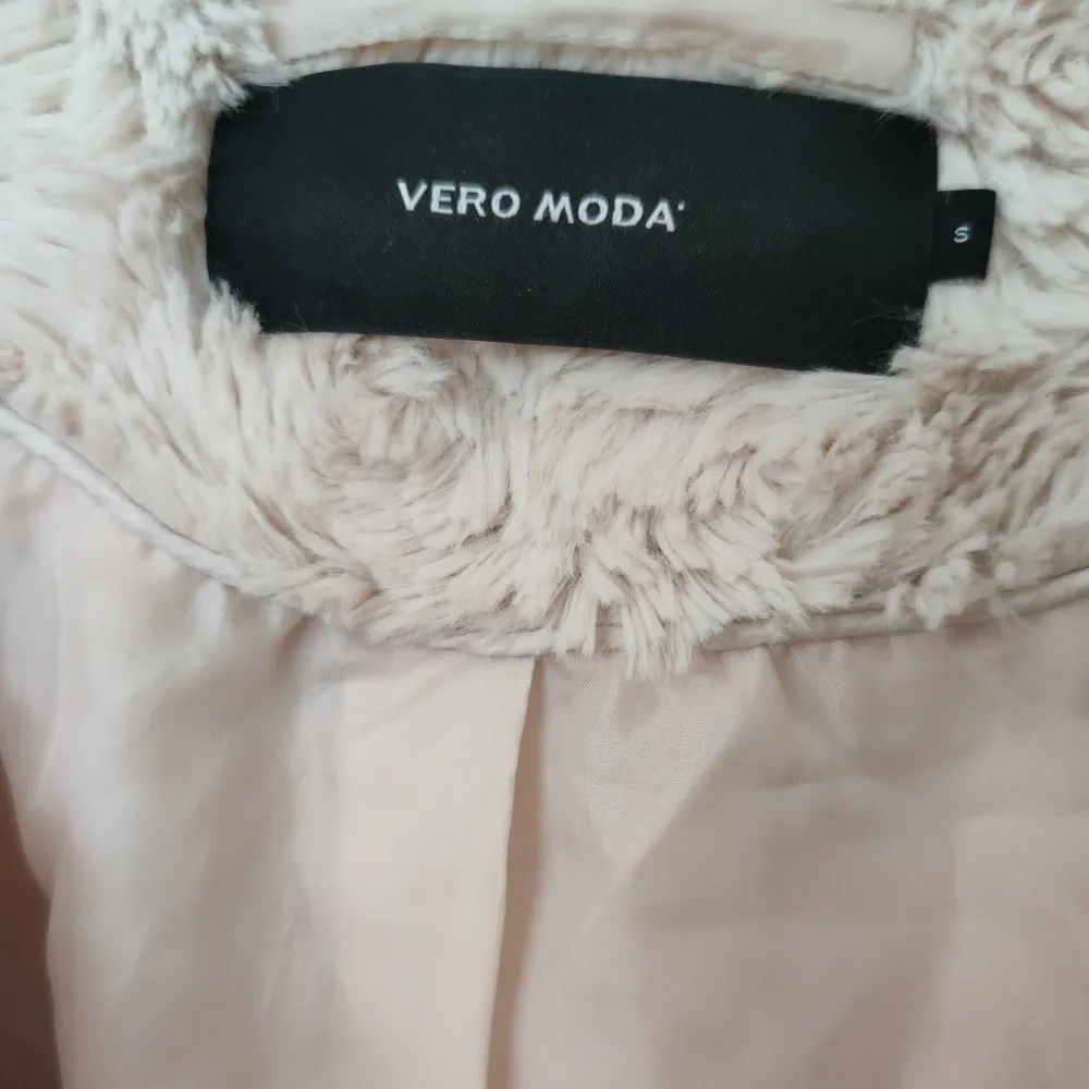Säljer denna fina jackan i storlek S från Vero Moda.  Använd 2 gånger och helt i nyskick.  200kr+frakt❤. Jackor.