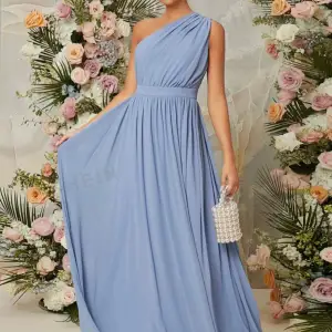 En super fin blå klänning som kan användas till bal, bridesmaid, firande osv. Aldrig använd. 