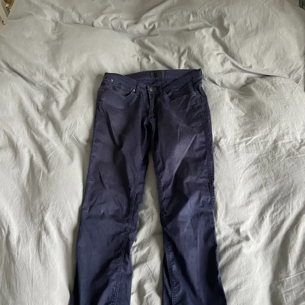 Skit snygga byxor till sommaren som används få tal gånger  Ny pris ligger mella 3000 och 4000 säljer för endas 499kr så passa på🤌🏼. Jeans & Byxor.