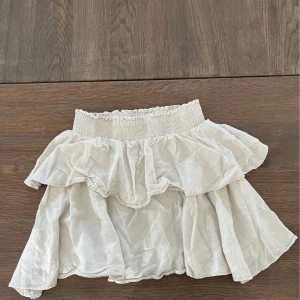 Princess Polly kjol - volangkjol i linneblandning från princess polly. Skrynklig samt liten i storlek