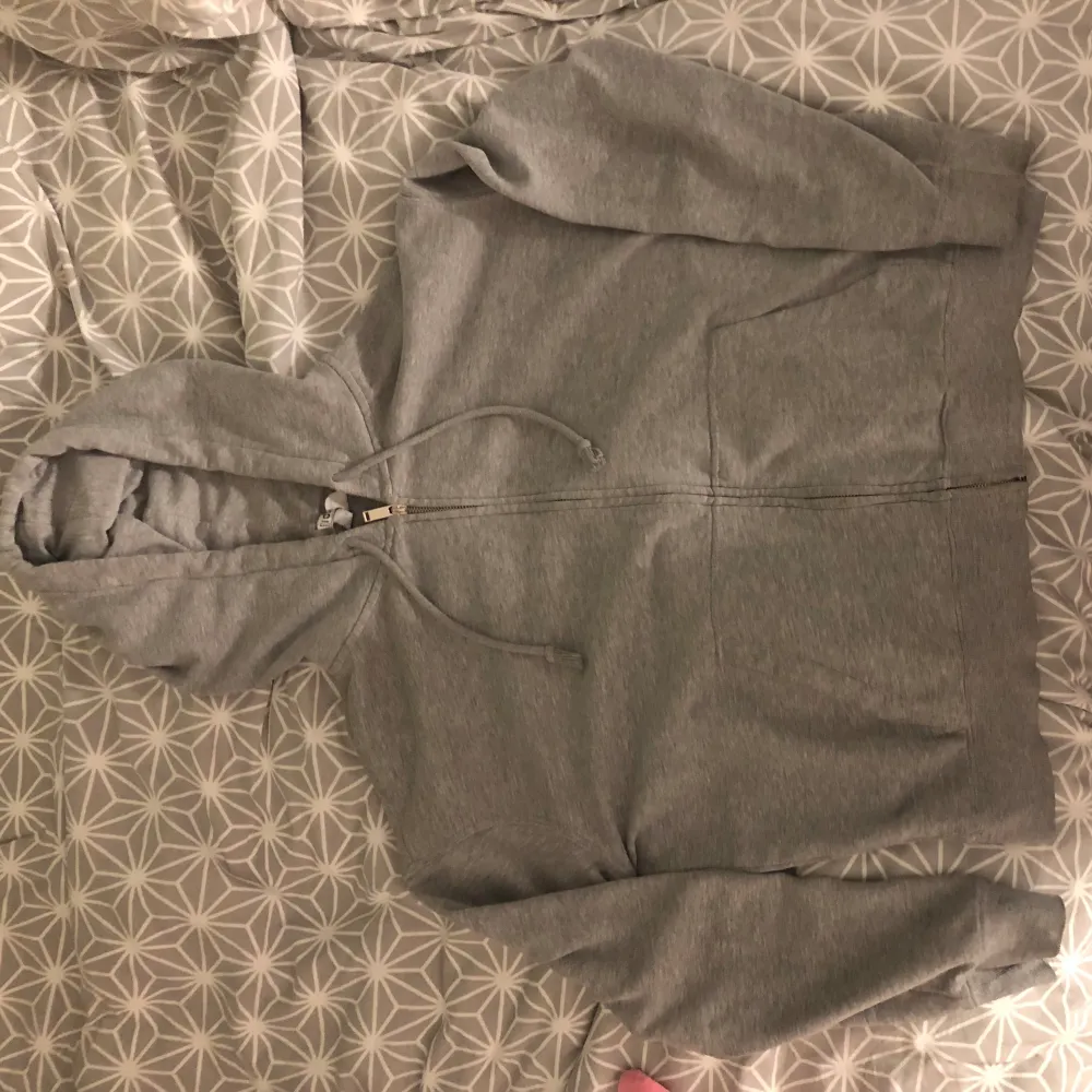 Säljer denna snygga zip hoodien i strl M. Bra skick förutom färgen på dragkedjan har blivit lite brunare elr vad man säger. Kontakta för frågor!😻. Tröjor & Koftor.
