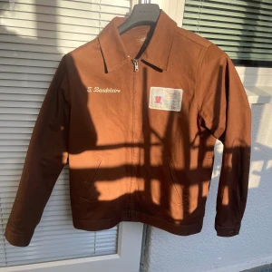 Call Me If You Get Lost Work Jacket - Köpt från Golf Wangs hemsida (Tyler The Creator merch) när de lansera mystery boxes, har använt den ett par gånger men d finns inga flaws, perfekt inför våren/sommaren (9/10 kondi imo) kan tänka mig gå ner i pris om d är rimligt och en snabb affär 