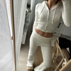 Mjukissset - Superfint stickat mjukisset från Nelly! Strl S och prislappar kvar!🎀☁️Nypris: 998kr