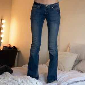 low waist bootcut jeans - Jättesnygga blåa low waist bootcut jeans! Toppenskick och inga defekter alls! Tryck gärna på köp nu 💓