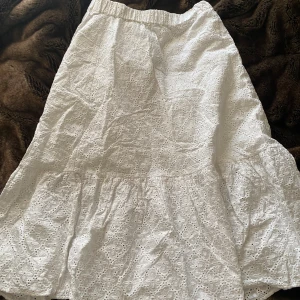 Vit långkjol - Säljer denna superfina vita långkjolen från MQ, använd två ggr och i nyskick❤️