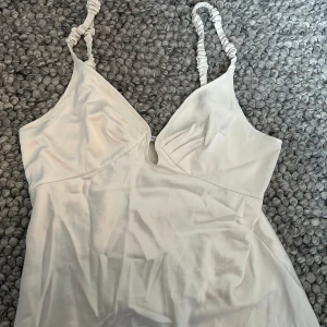 Adoore linne  - Helt oanvänt adoore linne med fina detaljer ☀️ Nypris 995