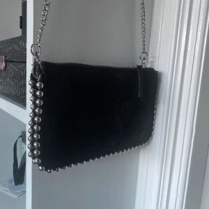 Väska - Jätte söt väska från zara köpt för ca ett år sedan. Inga defekter eller liknande💗