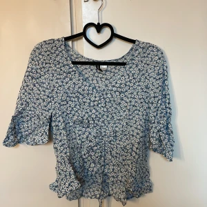 topp - Blommig topp/blus från HM Divided. Super fint skick!