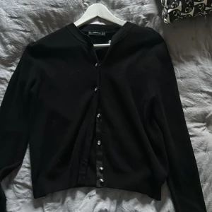 Kofta  - Säljer den här as snygga koftan då den inte passar mig från zara. Med diamant knappar 