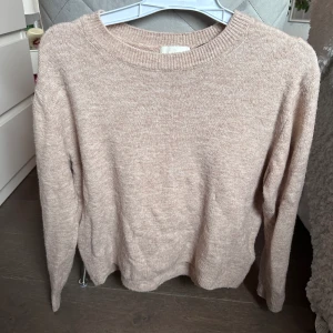 Stickad tröja från hm - En stickad tröja från hm i storlek xs men funkar för S.