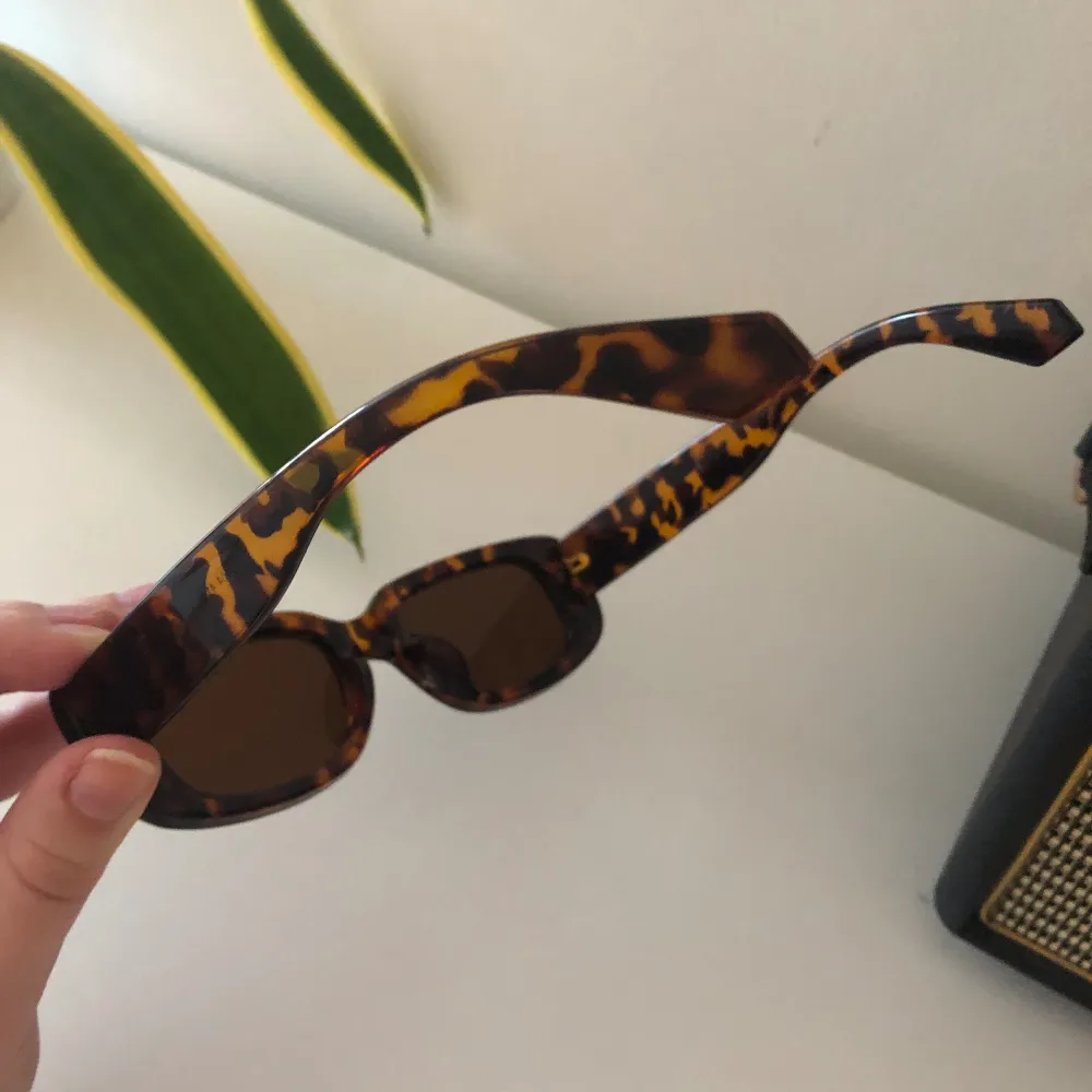 Snygga solglasögon! Det finns en liten repa på glaset och bågen, inget som stör synfältet när man har på sig dom☀️. Accessoarer.