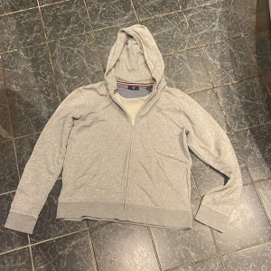 Gant hoodie - Gant tröja knappt använd för den är för liten passar storlek S