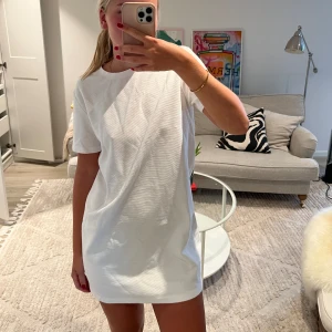 T-shirt klänning vit - En ribbad vit T-shirt klänning, perfekt till stranden!