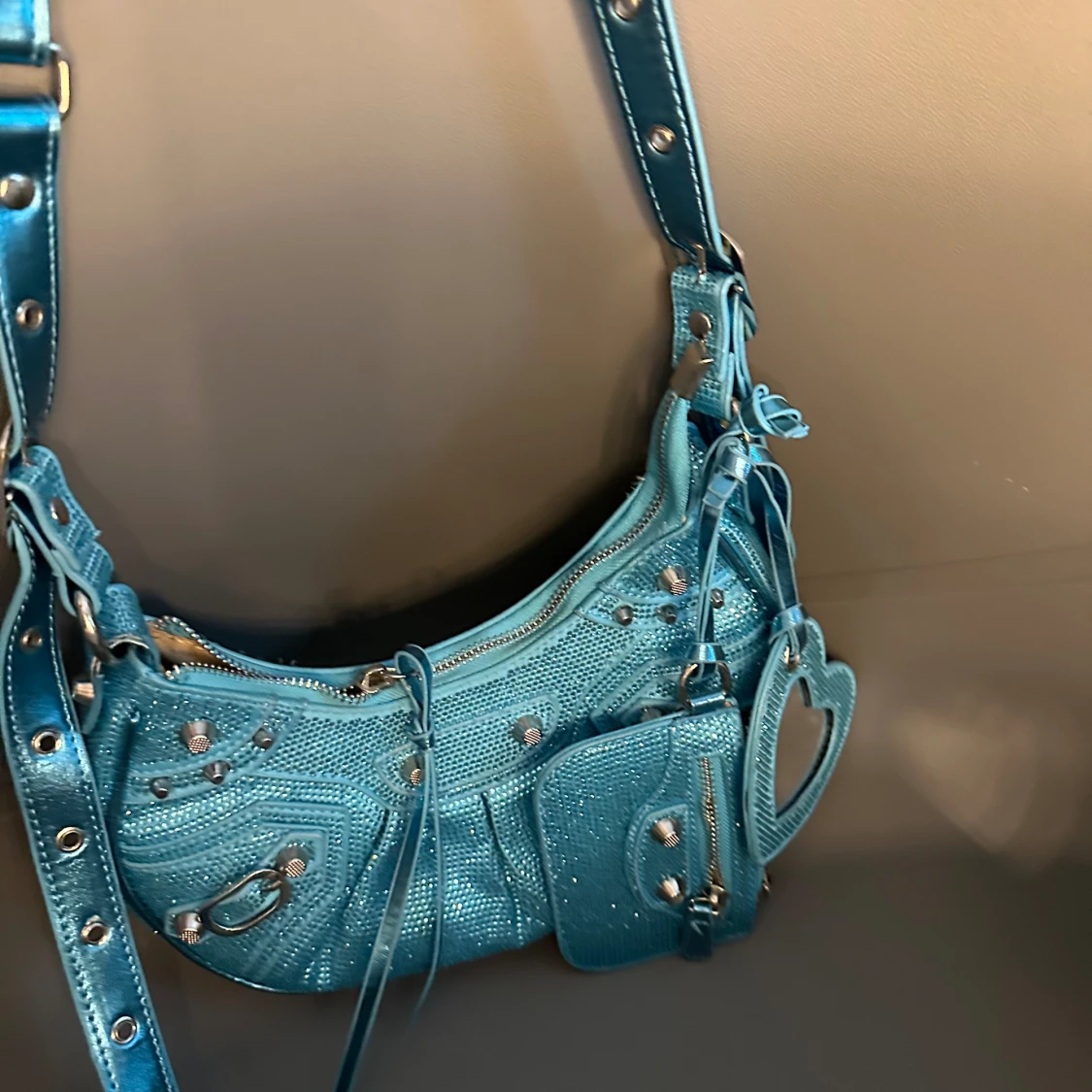 Blå glittrig väska