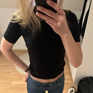 Stickad t-shirt - Söt stickad T-shirt från H&M! Använd men i fint skick❤️ Passar till allt🙌 Hör av dig vid frågor!