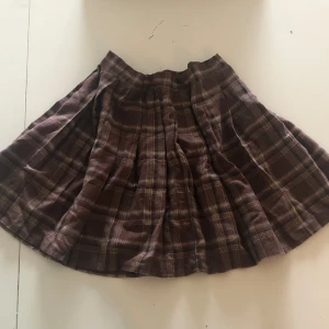 brun minikjol - så fin brun minikjol, lite tunnare material än de andra jag äger så passar bra till sommaren, använd varsamt och i bra skick men alldeles för liten för mig nu, i princip ingen stretch