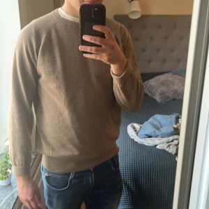 Oscar Jacobsson stickad tröja  - Oscar Jacobsson tröja | skick 9/10! | Inga defekter. Ny pris på tröjan | 1200 kr säljer min endast för 300kr! | Storlek S | modellen är 182 cm lång. passar dig runt | 175cm till 185cm | och såklart fråga om tröjan svarar på allt.🤩⭐️👍✅