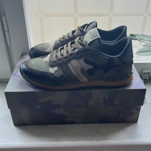 Valentino rockrunner - Ett par valentino rockrunner 8/10 som är väldigt fräscha. En mindre defekt bak i skorna, allt på bilden ingår! Hör av dig om mer frågor!💛