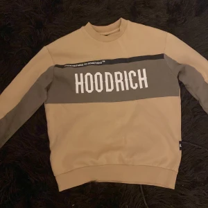 Hoodrich  - En hoodie som jag inte använder längre därför så vill jag sälja den, den finns inte att köpa i JD så passa på 