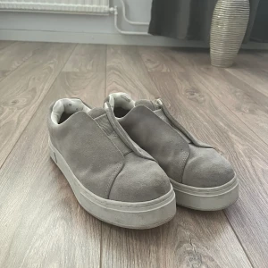 Eytys skor - Ljusgrå eytys i mocka i strl 38. Bra skick