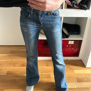 Lee jeans  - Lee bootcut jeans, mått: 75cm Inneben och 37cm midja 