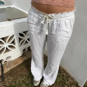 Roxy linne byxor  - Säljer pgd utav att dom inte andvänts på länge. Byxorna är lite avklippta där nere men går att fixa lätt! Tveka inte på att höra av er vid frågor 