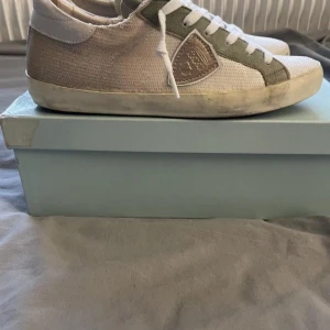 Philippe model Stl 40 - Tja, säljer nu dessa Philippe Model skor i storlek 40 (kan även passa 41) skick: 9/10 Box och dustbag följer med swish eller möts upp. Hör av dig vid fler funderingar.🤝