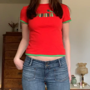 Puma-tshirt - Vintage babytee med tryck från Puma i rött och grönt! 💋