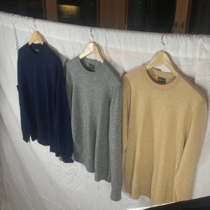  merino/Kashmirtröjor (nya) - Tjena säljer stickade tröjor i 70% Merinoull och 30% Kashmir från mitt klädföretag. Tröjorna är helt nya så det blir som att köpa från vår hemsida. Tröjorna Finns i storlek S-L och i färgerna på första bilden! Hör av dig om du har fler frågor!