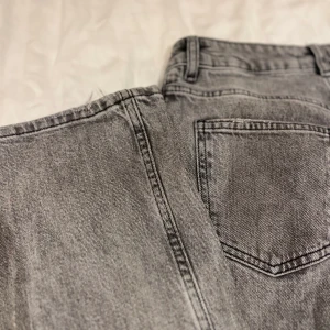 Gråa Jeans - Säljer dessa jättesnygga mid/Low waist jeans då dom tyvärr har blivit för små. Sparsamt använda, hela och i väldigt fint skick.  