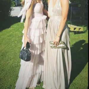 Lace & beads balklänning  - Helt oanvänd balklänning som jag köpt på ASOS. Första bilden är lånad men det är exakt samma klänning. Det är i storlek 36/38, skulle säga att den passar både storlekarna.💕 pris kan diskuteras 