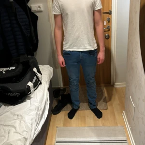 Replay jeans  - Snygga blåa replay jeans i storlek 32, kilen på bilden är 185 cm o väger 80 kg 