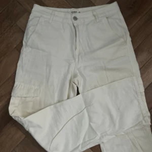 Cargo pants - Skit snygga vita cargo pants från Pull & Bear! Riktigt snygga nu till sommaren! De är sjukt sköna dem har dock blivit lite för stora för mig. De har inga defekter! 