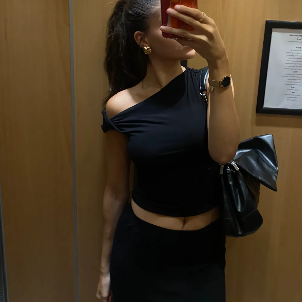 one-shoulder topp med vriden detalj från H&M🖤. Toppar.