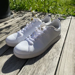 Adidas skor - Väldigt fina adidasskor som är använda en gång, tyvärr är storleken för liten.  Storleken är 45 1/3. Vid snabb affär går priset att diskutera:) 