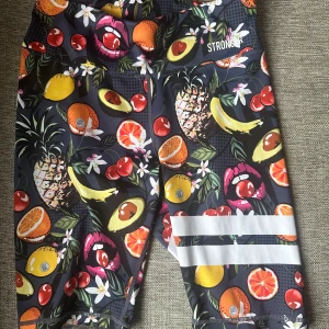 Stronger cykelbyxor  - Fina stronger cykelbyxor använda fåtal gånger då jag inte känner att de va min stil därav väldig fina i skicket. Finns en ficka för telefonen. 